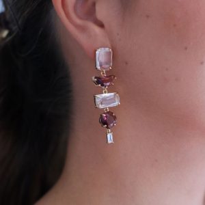 Pendientes de bisutería dorados con cristales.