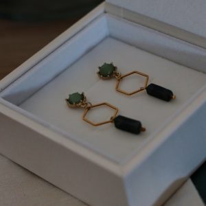 Pendientes de bisutería dorados y verdes elegantes