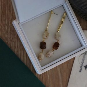 Pendientes dorados y marrones