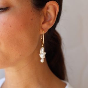 Arete dorado labrado con perlas