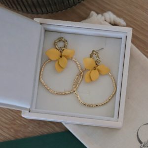 Pendientes dorados con una flor amarilla