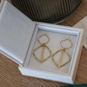 Pendientes de bisutería dos rombos y un palito