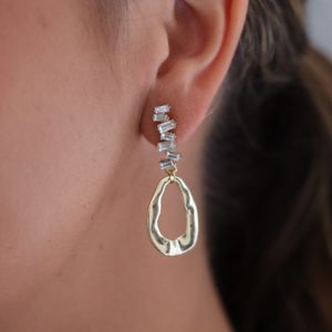 Pendientes elegantes con cristales y una pieza dorada efecto martilleada.