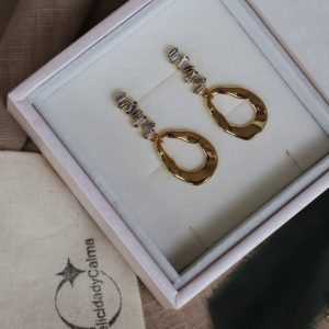 Pendientes elegantes con cristales y una pieza dorada efecto martilleada.