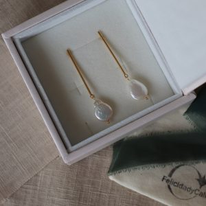 Pendientes dorados de acero inoxidable y perlas elegantes.