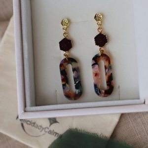 Pendientes de bisutería discretos y bonitos.