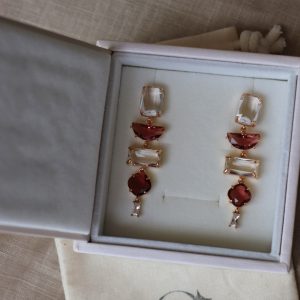 Pendientes de bisutería dorados con cristales.