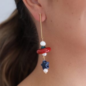 Pendientes dorados largos de cerámica y perlas.