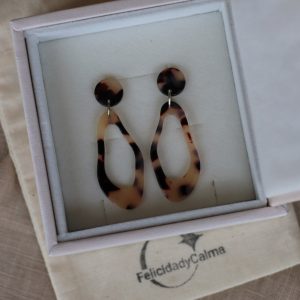 Pendientes de bisutería marrones y beis