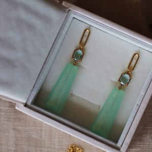 Pendientes de bisutería dorados con cristal celeste y pieza de verde mint.