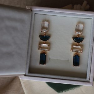 Pendientes de bisutería dorados con cristales.