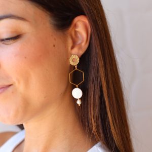Pendientes de bisutería dorados con nácar y perla.