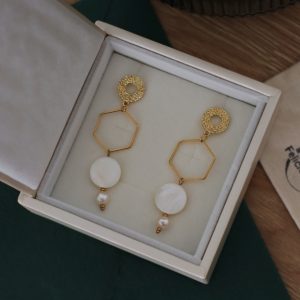 Pendientes de bisutería dorados con nácar y perla.