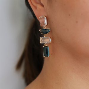 Pendientes de bisutería dorados con cristales.